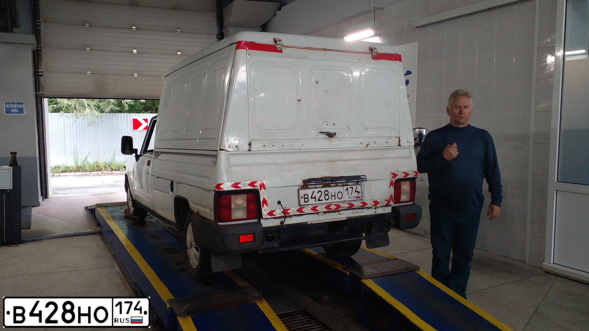 Фото автомобиля IZH 2717, 2011 — госномер В428НО174. Цвет: Белый