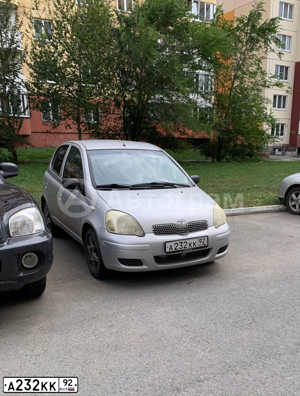 Фото автомобиля TOYOTA YARIS, 2001 — госномер А232КК92. Цвет: Серый