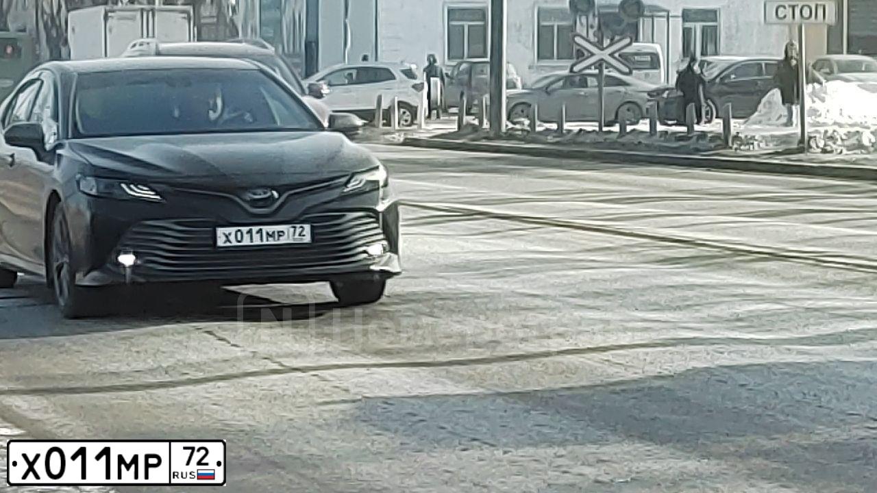 Фото автомобиля TOYOTA CAMRY, 2019 — госномер Х011МР72. Цвет: ЧЕРНЫЙ