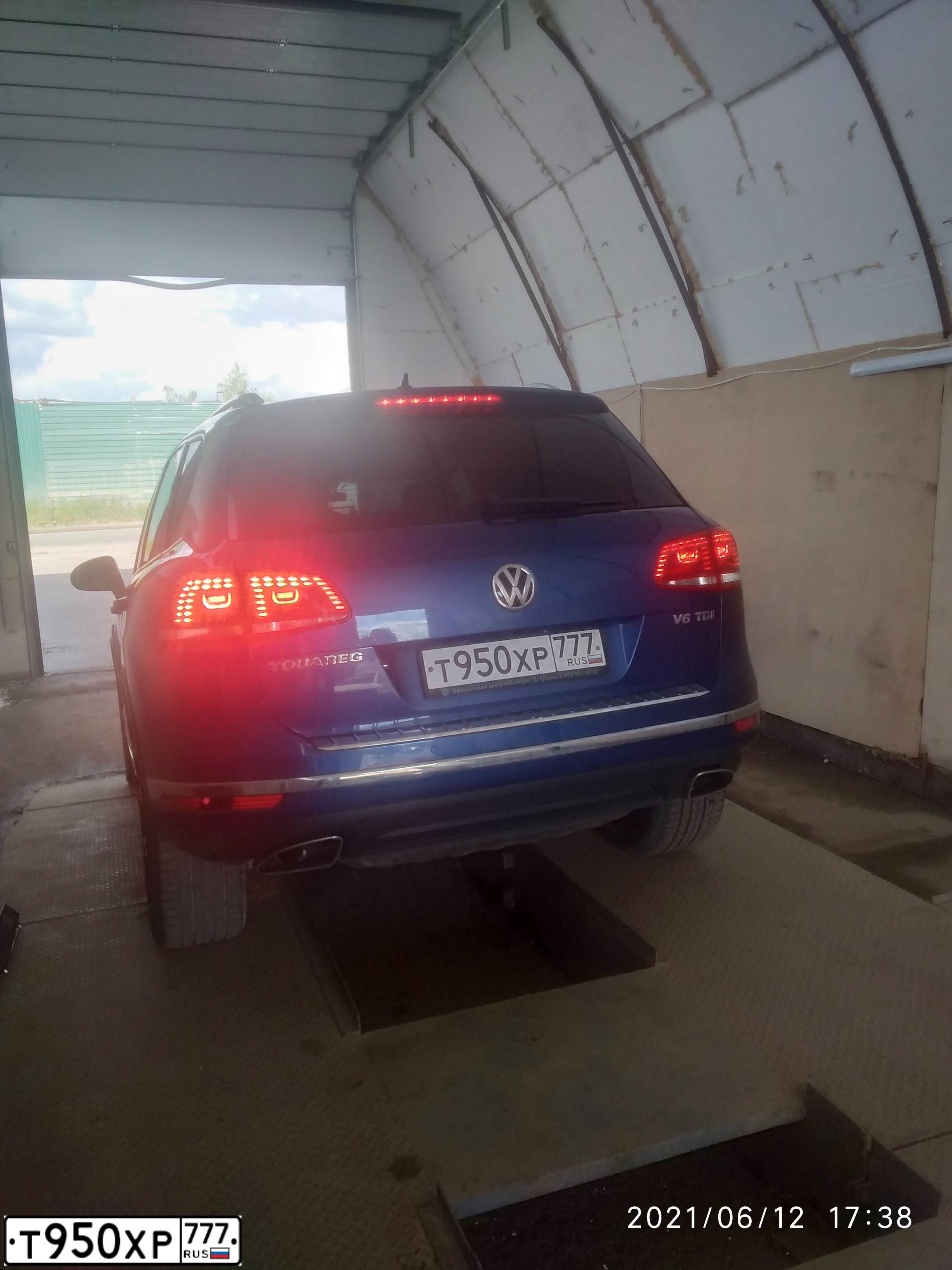Фото автомобиля VOLKSWAGEN TOUAREG, 2017 — госномер Т950ХР777. Цвет: ГОЛУБОЙ
