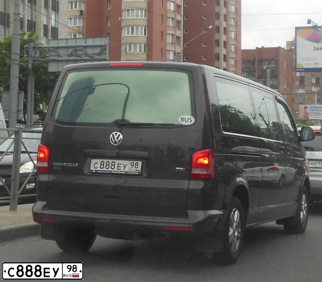 Фото автомобиля VOLKSWAGEN CARAVELLE, 2012 — госномер Е879КТ977. Цвет: Коричневый
