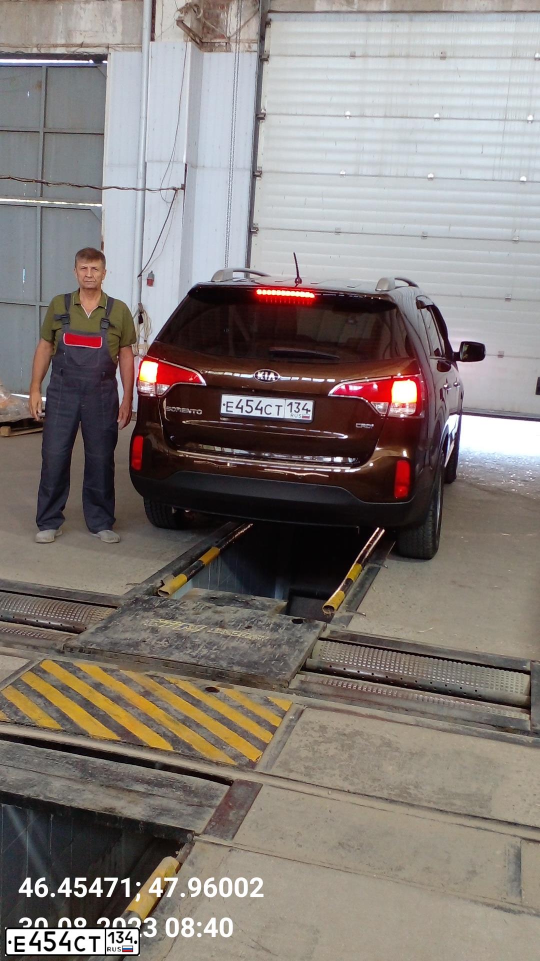 Фото автомобиля KIA SORENTO, 2014 — госномер Е454СТ134. Цвет: Коричневый