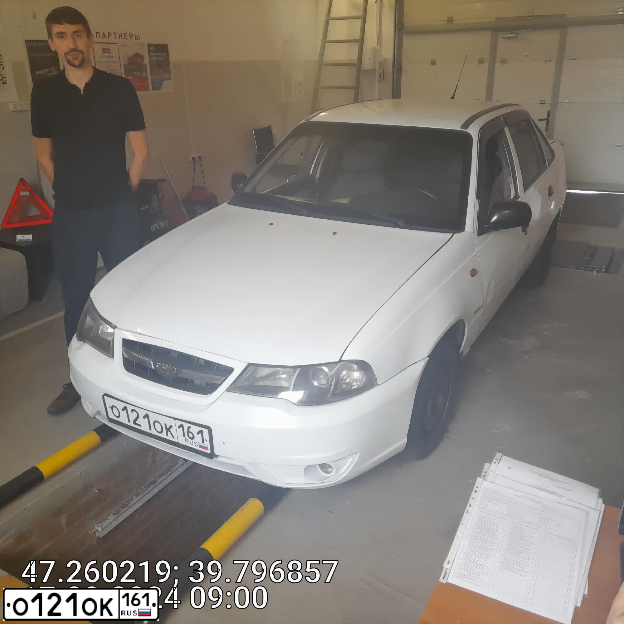 Фото автомобиля DAEWOO NEXIA, 2012 — госномер О121ОК161. Цвет: БЕЛО-ДЫМЧАТЫЙ