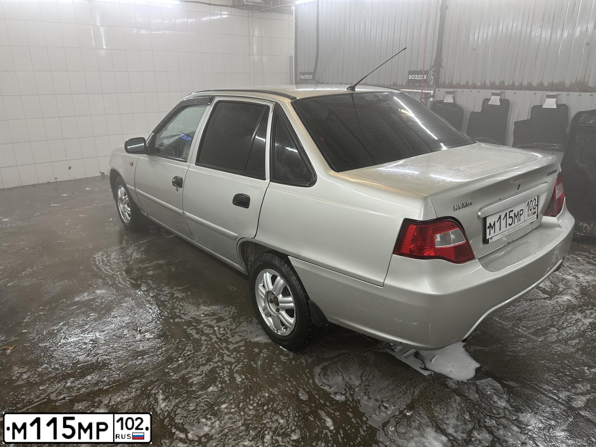 Фото автомобиля DAEWOO  NEXIA, 2009 — госномер О495ОН196. Цвет: ПЕРЛАМУТРОВО-СЕРЕБРИСТЫЙ