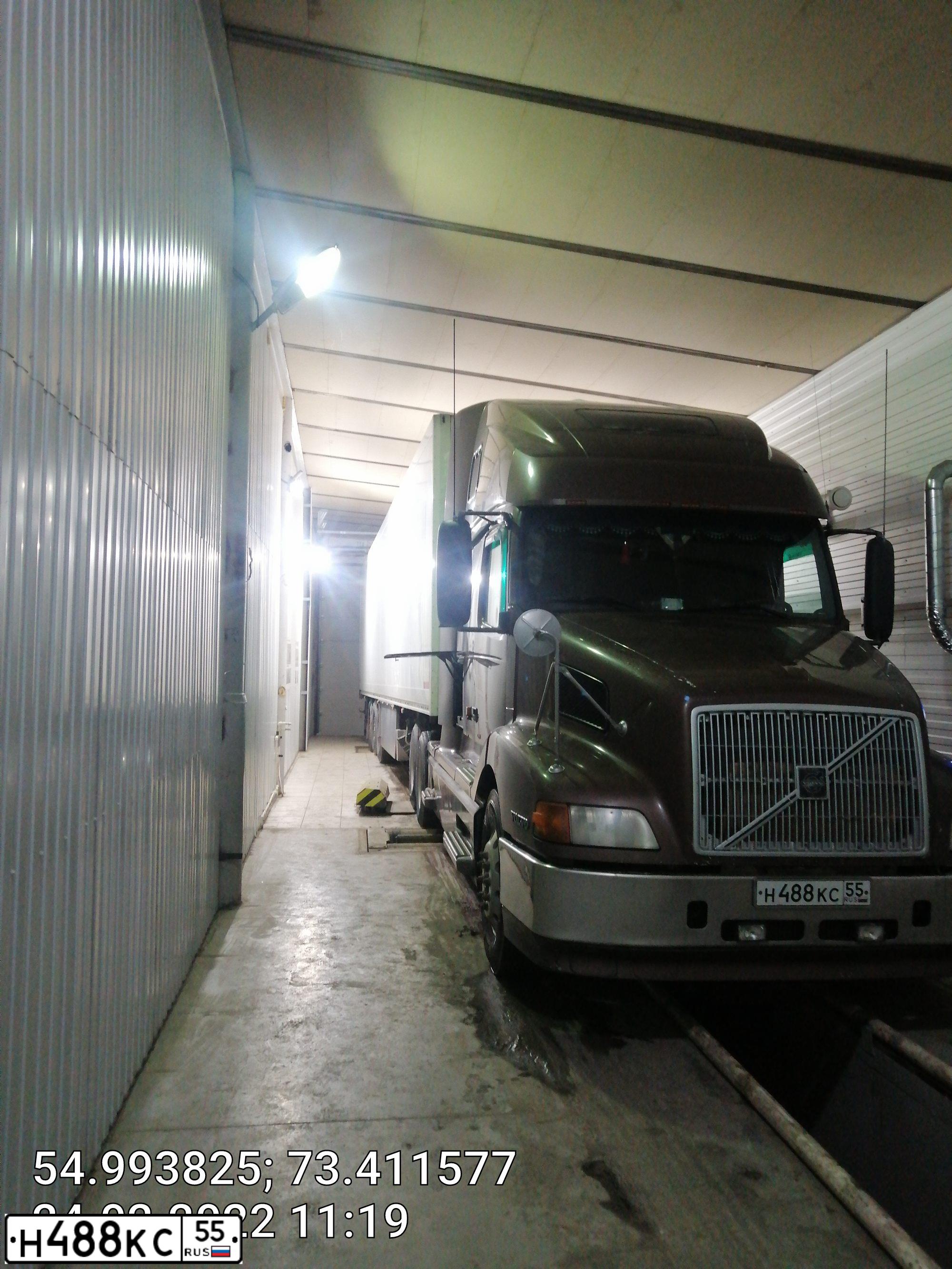 Фото автомобиля VOLVO SERIE VNL /6X4/, 2002 — госномер Н488КС55. Цвет: КОРИЧНЕВЫЙ