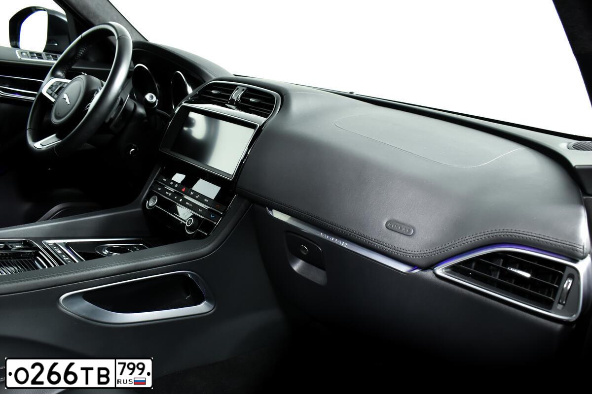 Фото автомобиля JAGUAR F-PACE, 2019 — госномер Н082ХЕ790. Цвет: ЧЕРНЫЙ