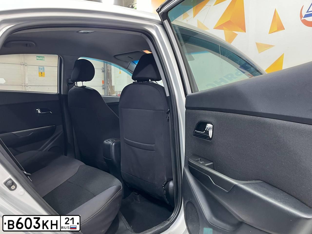 Фото автомобиля KIA RIO, 2011 — госномер В603КН21. Цвет: Серебристый