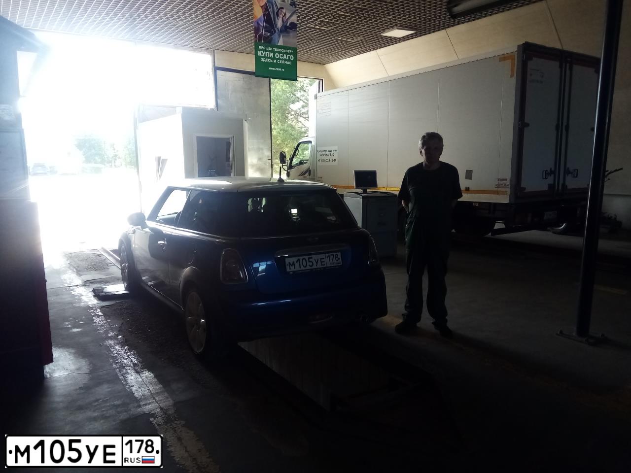 Фото автомобиля MINI MINI COOPER БЕЗ МОДЕЛИ, 2008 — госномер М105УЕ178. Цвет: СИНИЙ