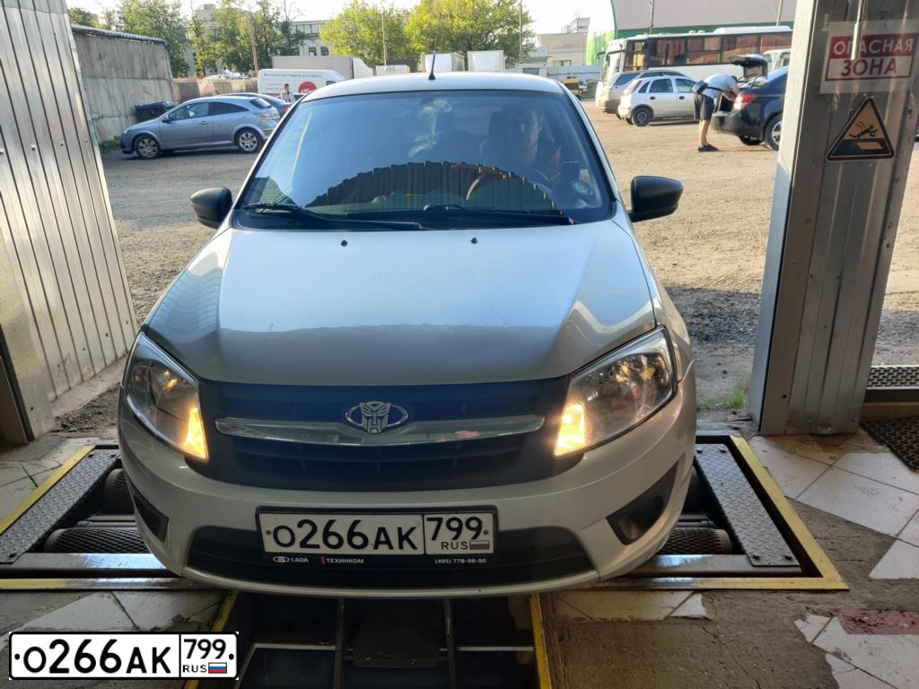 Фото автомобиля LADA 2190 GRANTA, 2017 — госномер О266АК799. Цвет: Серебристый
