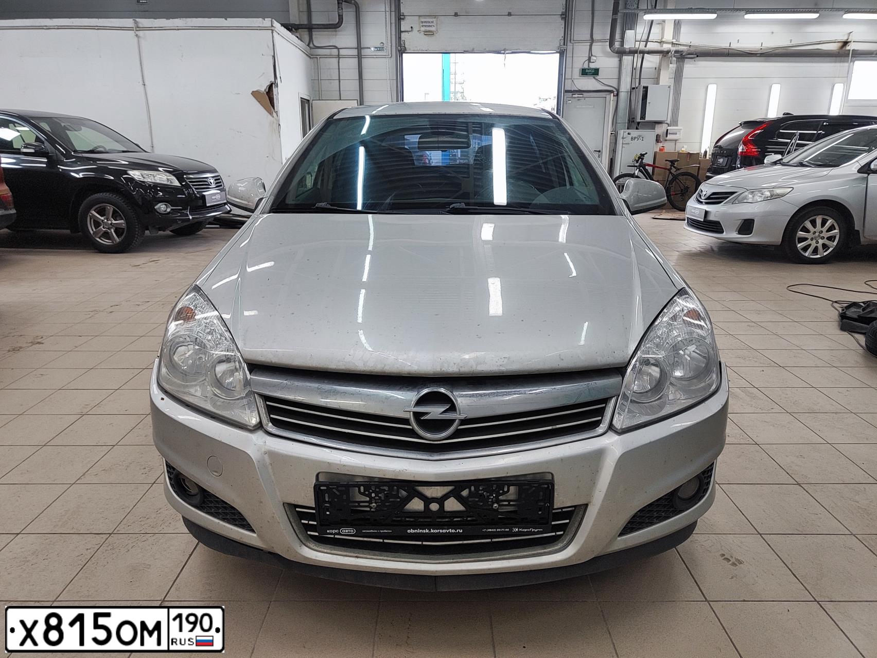 Фото автомобиля OPEL ASTRA, 2011 — госномер Р597ОМ40. Цвет: СЕРЕБРИСТЫЙ