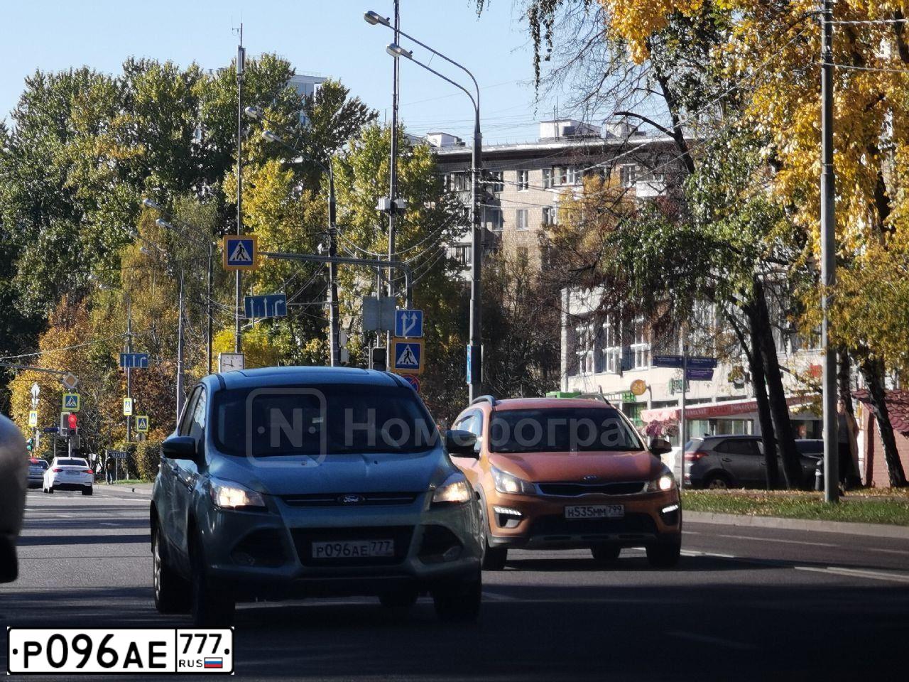 Фото автомобиля FORD ESCAPE, 2013 — госномер Р096АЕ777. Цвет: СЕРО-ЗЕЛЕНЫЙ
