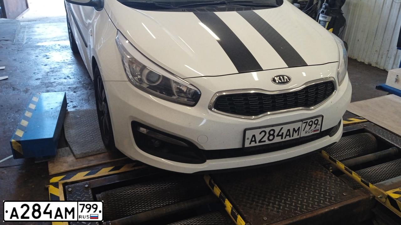Фото автомобиля KIA CEE'D, 2017 — госномер А284АМ799. Цвет: БЕЛЫЙ