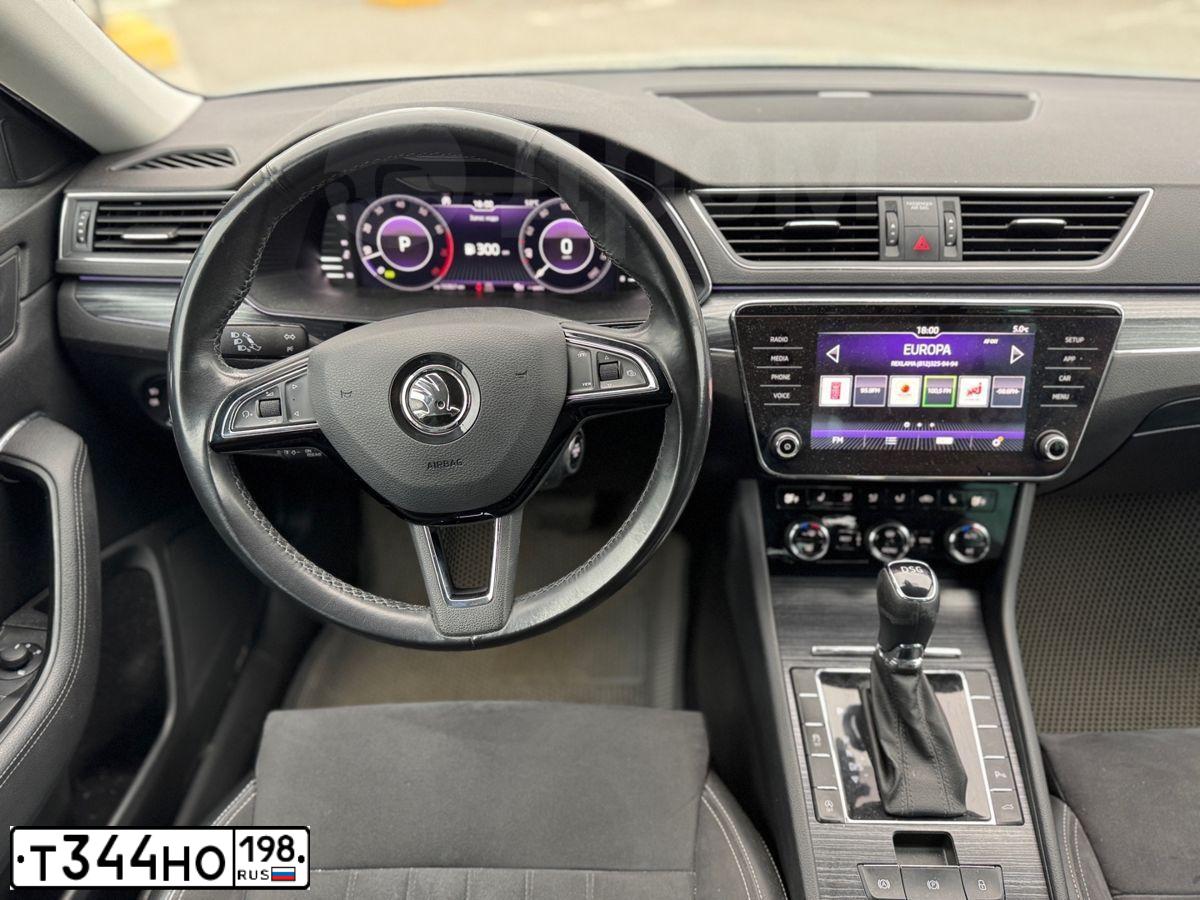 Фото автомобиля SKODA SUPERB, 2019 — госномер У347ОА27. Цвет: СЕРЫЙ