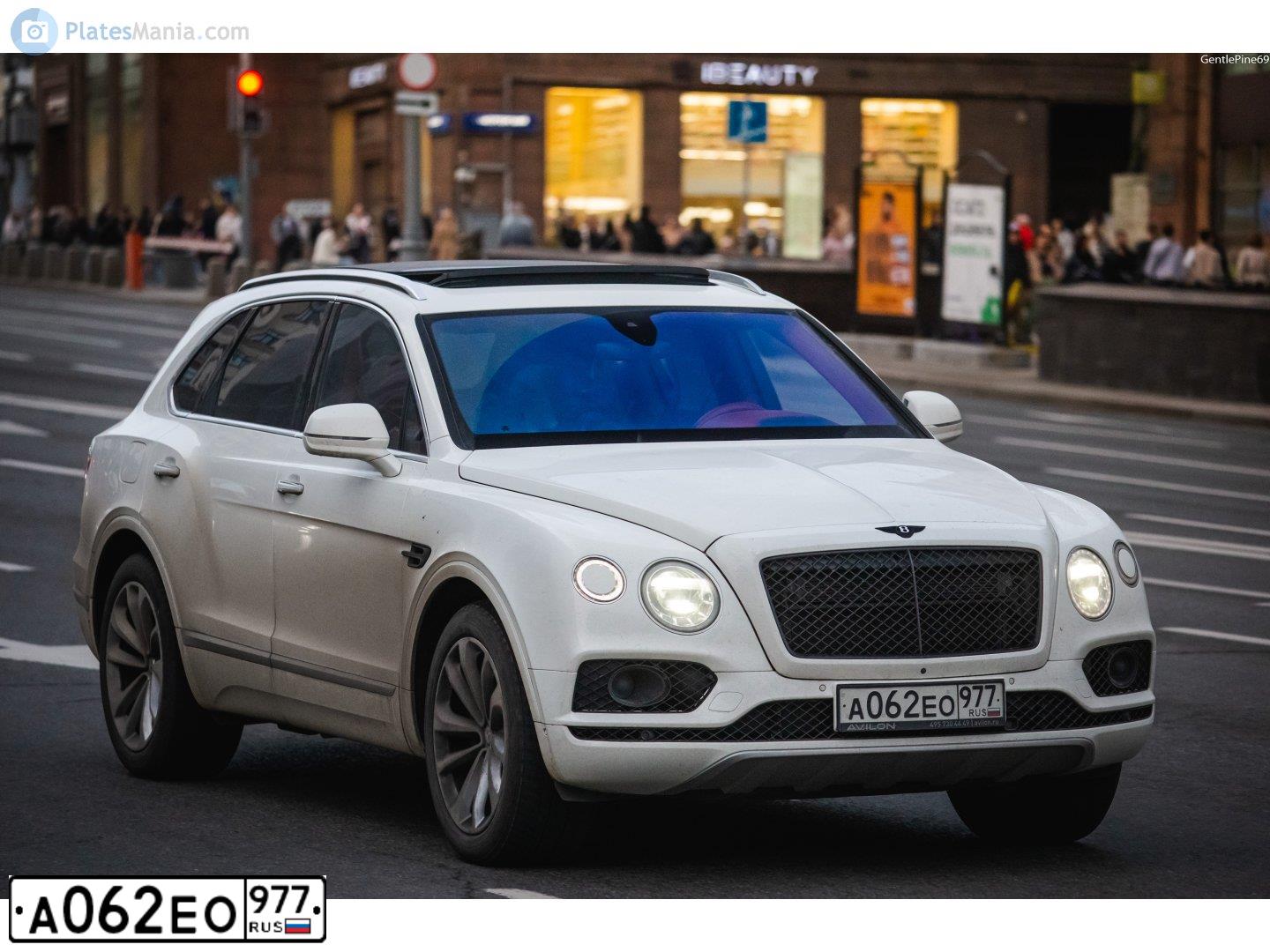 Фото автомобиля BENTLEY BENTAYGA, 2016 — госномер А062ЕО977. Цвет: Белый