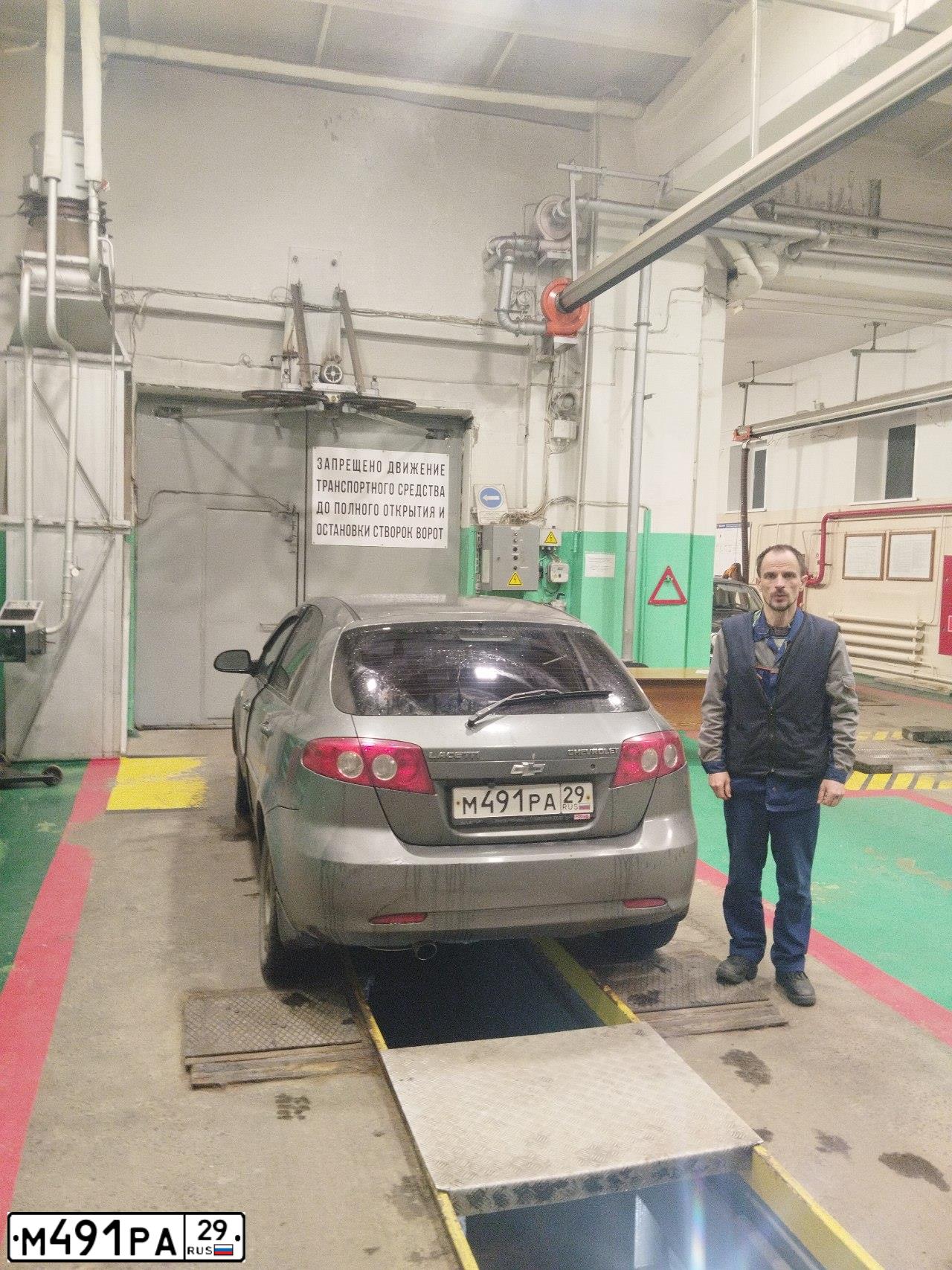 Фото автомобиля CHEVROLET LACETTI, 2009 — госномер Н181ОТ29. Цвет: СЕРЫЙ