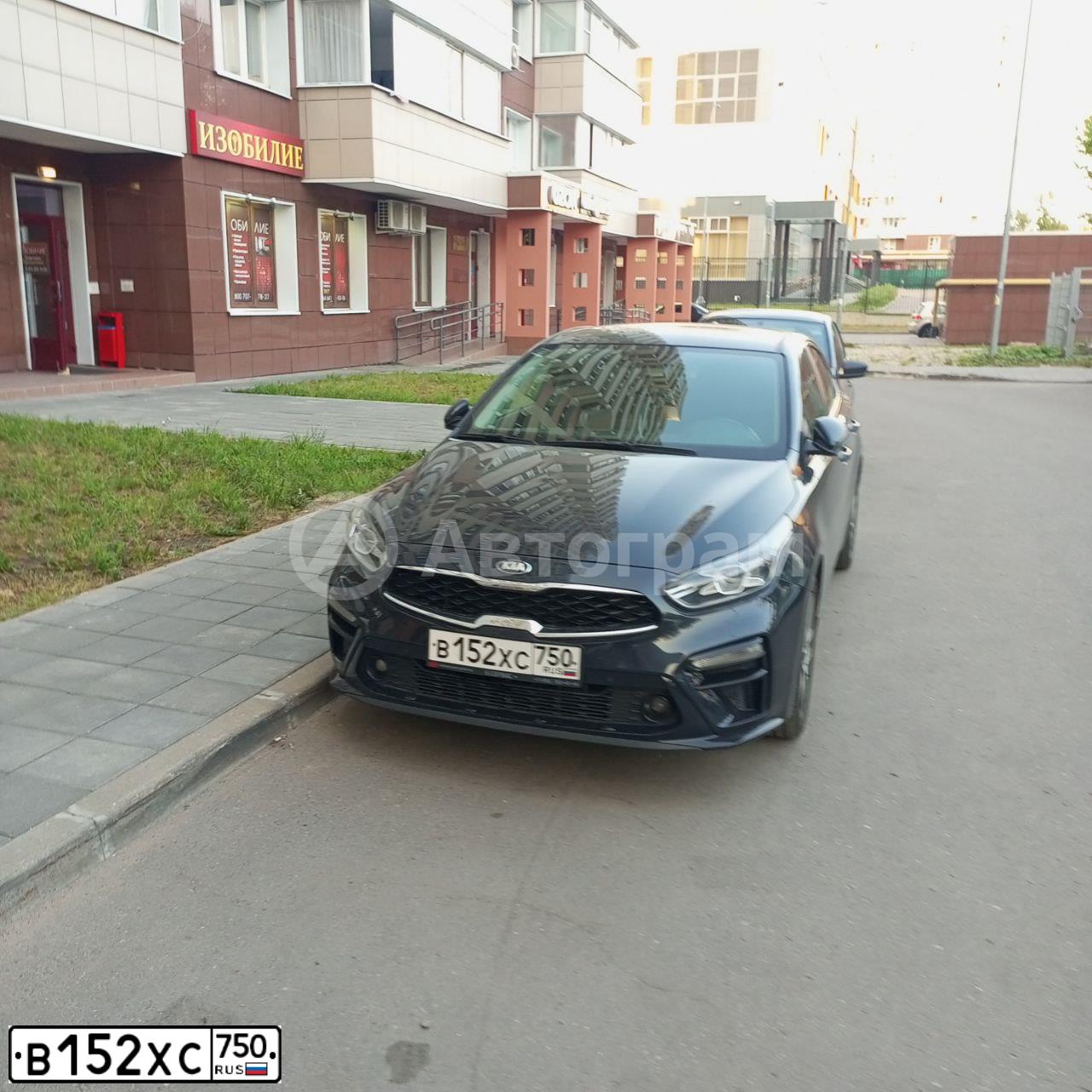 Фото автомобиля KIA CERATO, 2019 — госномер В152ХС750. Цвет: СИНИЙ