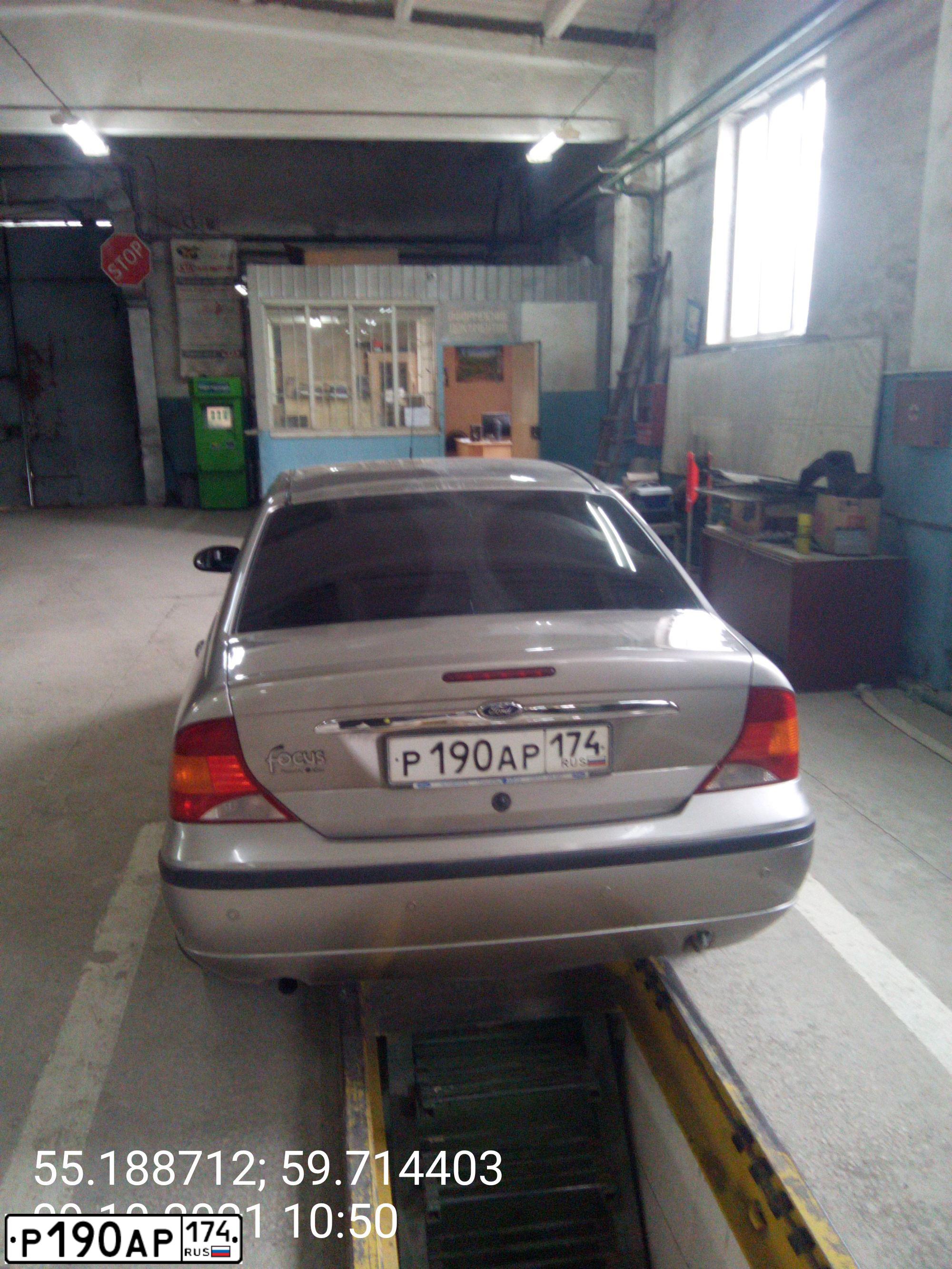 Фото автомобиля FORD FOCUS, 2004 — госномер Р190АР174. Цвет: СЕРО-ЗОЛОТИСТЫЙ