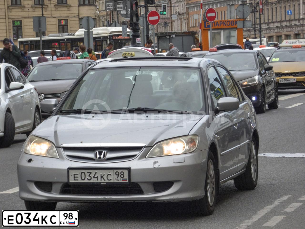 Фото автомобиля HONDA CIVIC, 2004 — госномер Е034КС98. Цвет: СВЕТЛО-СЕРЫЙ