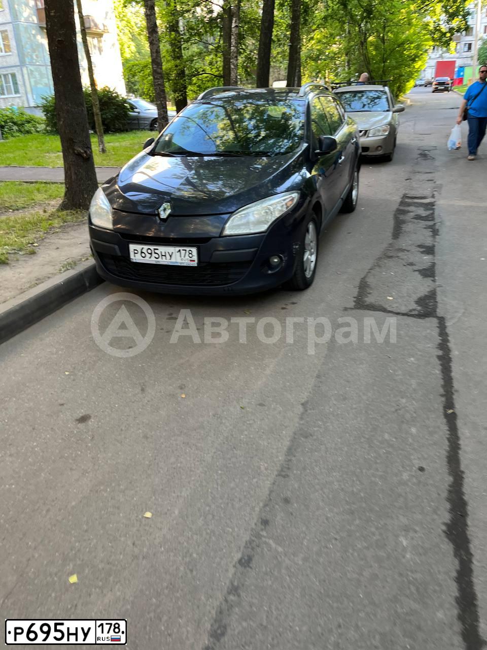 Фото автомобиля RENAULT MEGANE GRAND SCENIC, 2010 — госномер Р695НУ178