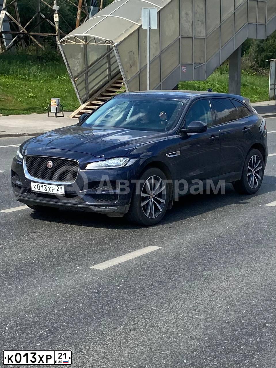 Фото автомобиля JAGUAR F-PACE, 2017 — госномер К013ХР21. Цвет: Темно-синий