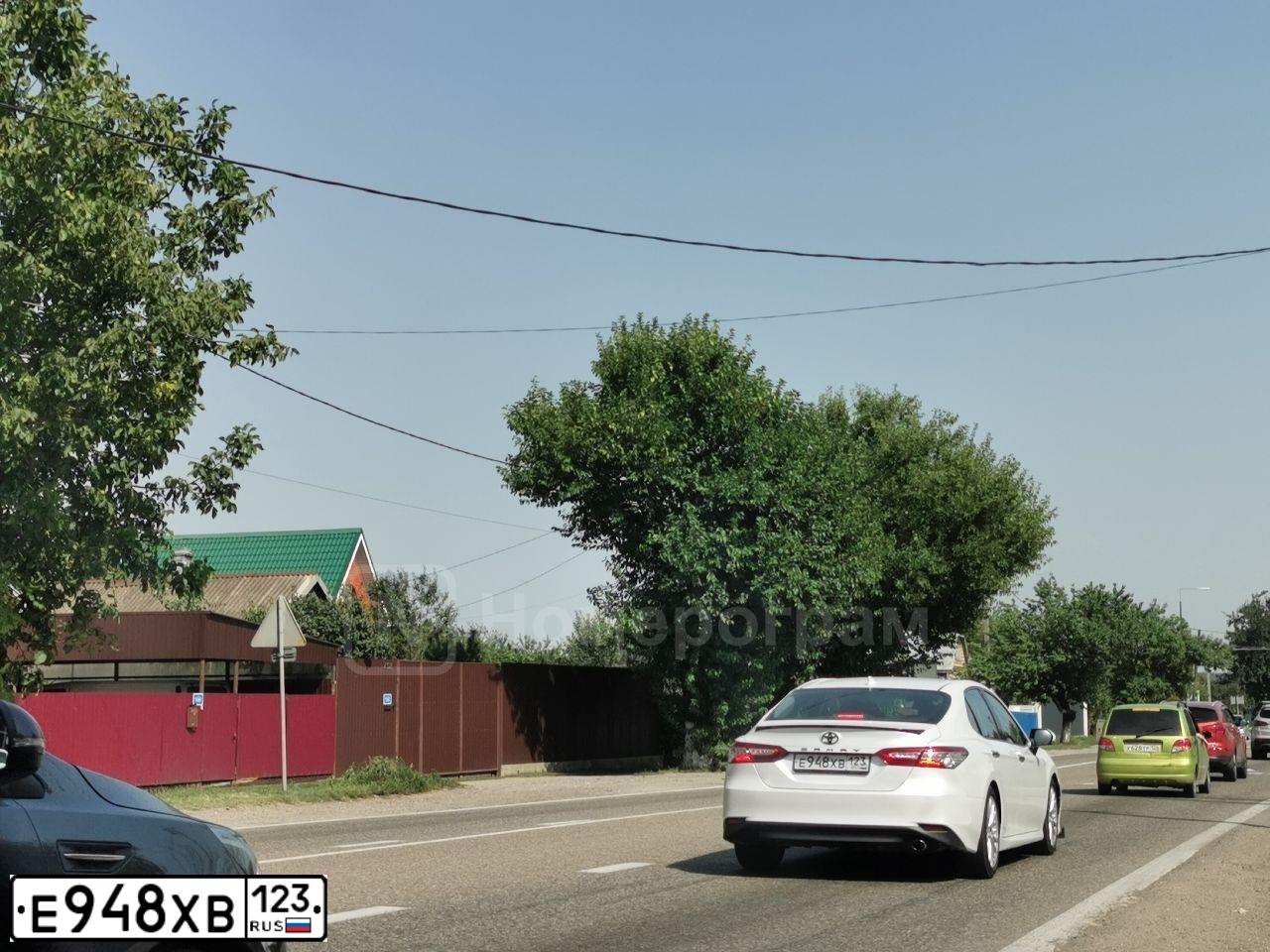 Фото автомобиля TOYOTA CAMRY, 2019 — госномер Е255КУ11. Цвет: БЕЛЫЙ ПЕРЛАМУТР