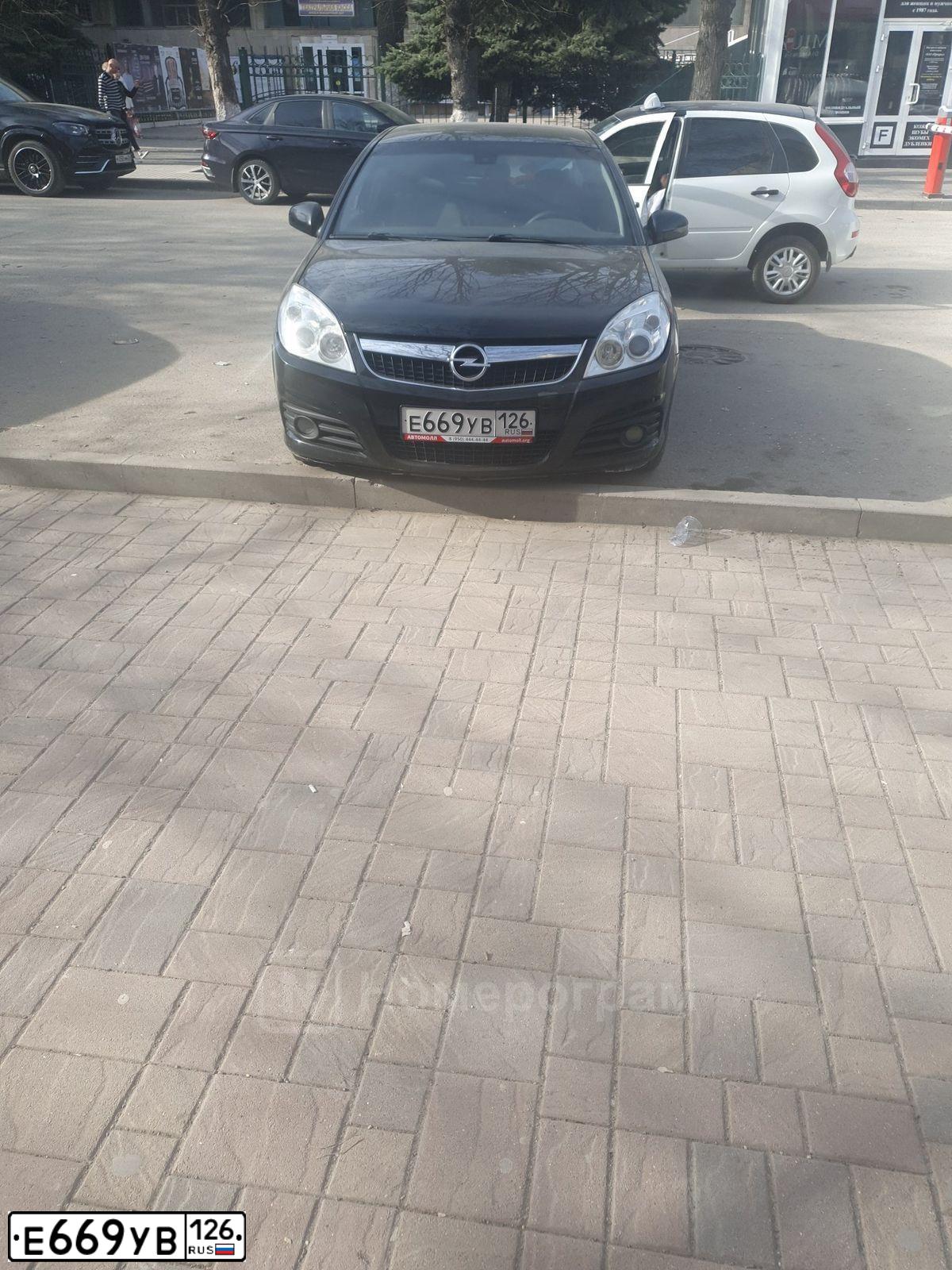 Фото автомобиля LADA 1119 KALINA, 2007 — госномер Е669УВ126. Цвет: БЕЖЕВО-СЕРЫЙ