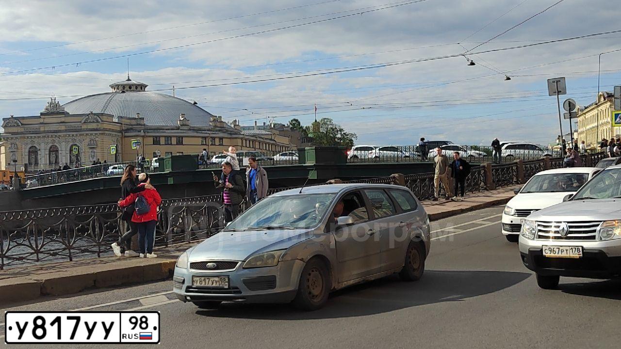 Фото автомобиля FORD FOCUS, 2006 — госномер У817УУ98. Цвет: СВЕТЛО-СЕРО-ГОЛУБОЙ