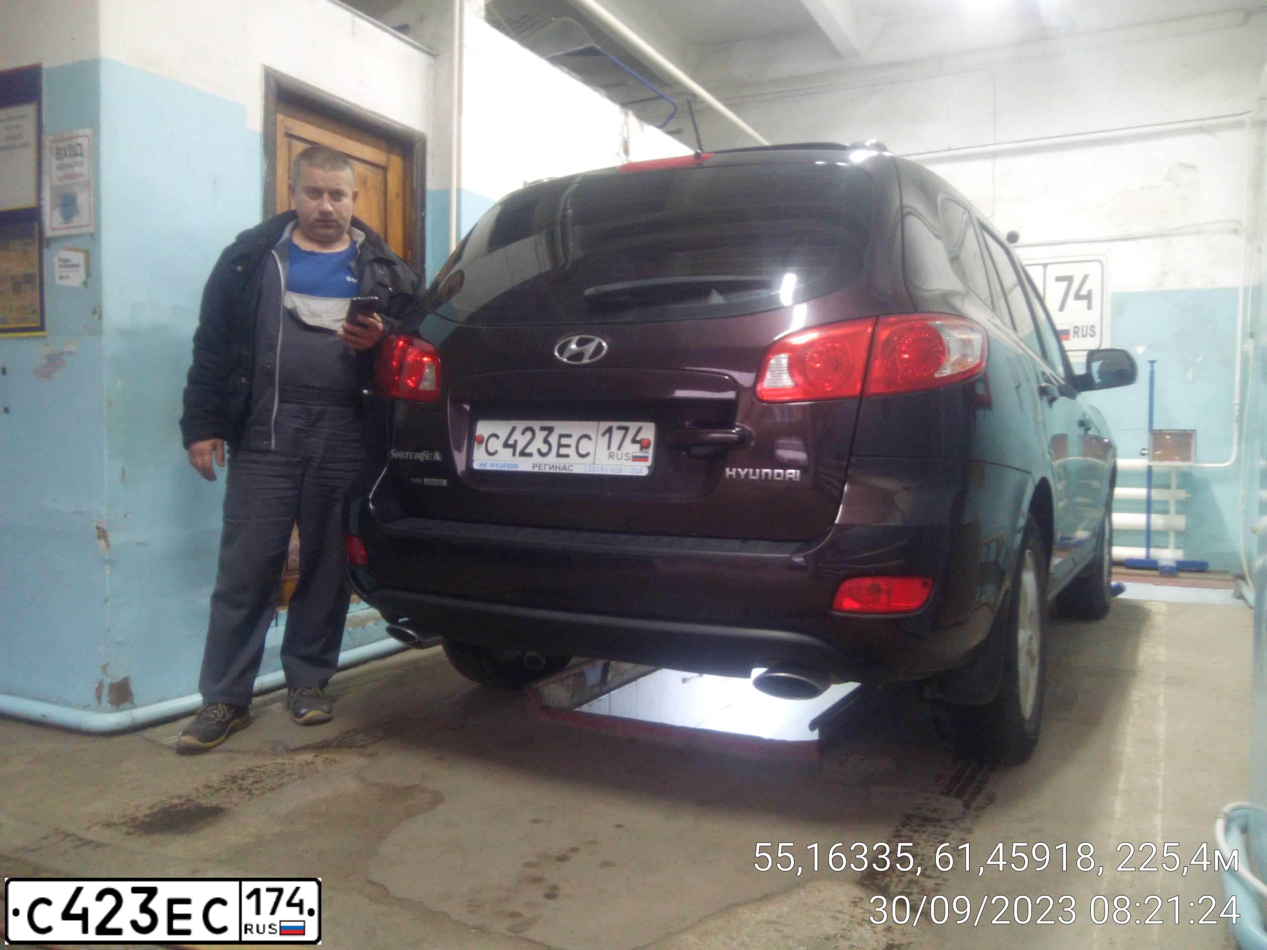Фото автомобиля HYUNDAI SANTA FE, 2008 — госномер С423ЕС174. Цвет: ТЕМНО-ВИШНЕВЫЙ