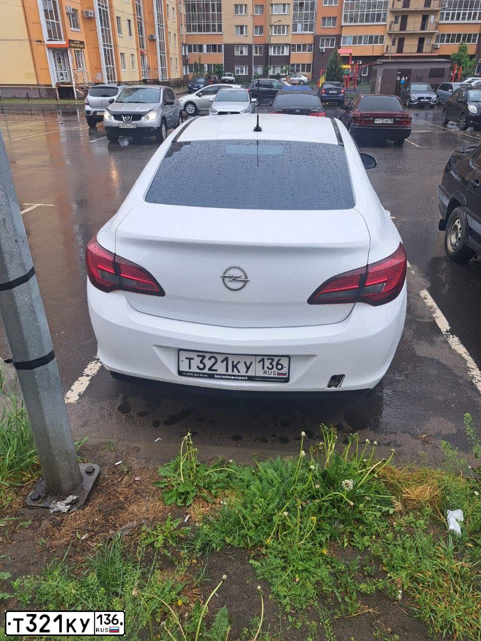 Фото автомобиля OPEL ASTRA, 2013 — госномер О002ЕН136. Цвет: Белый
