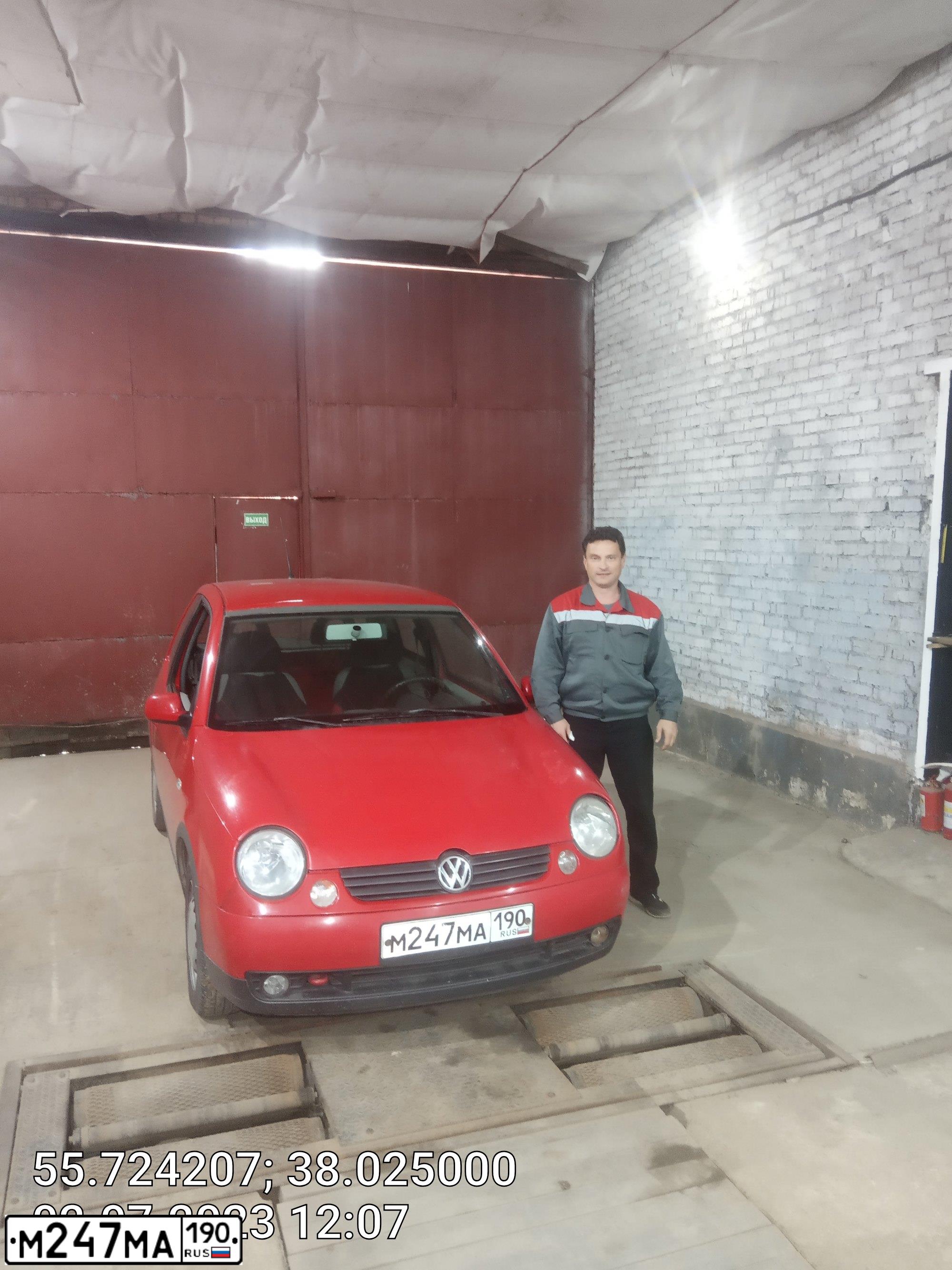 Фото автомобиля VOLKSWAGEN LUPO, 2000 — госномер М247МА190. Цвет: Красный