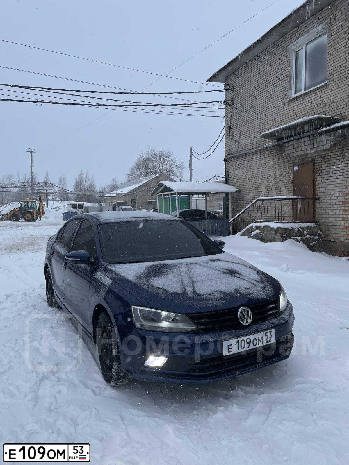 Фото автомобиля VOLKSWAGEN JETTA, 2016 — госномер Е109ОМ53. Цвет: ТЕМНО-СИНИЙ