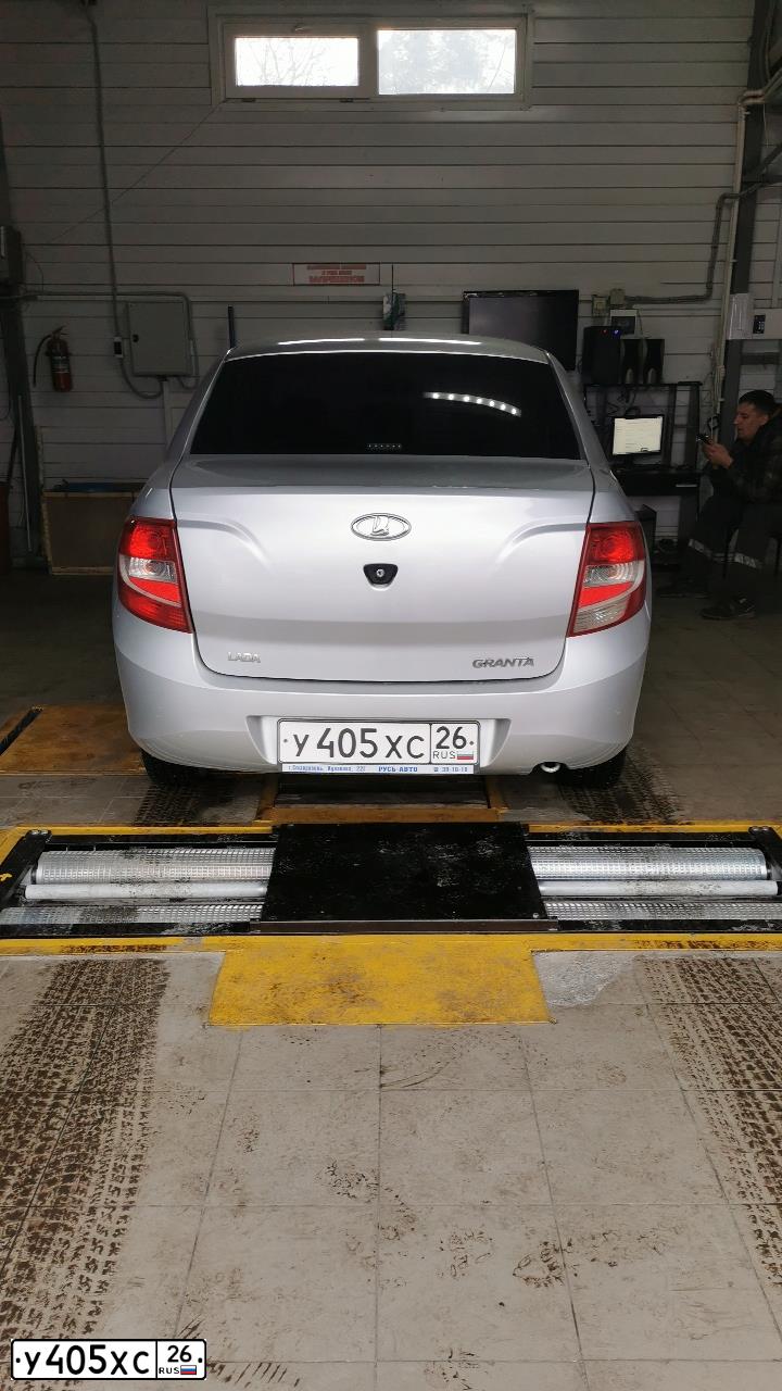 Фото автомобиля LADA 2190 GRANTA, 2012 — госномер М461ВЕ126. Цвет: СЕРЫЙ