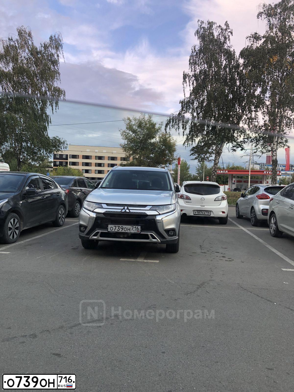 Фото автомобиля MITSUBISHI OUTLANDER, 2020 — госномер А060РВ702. Цвет: СЕРЫЙ