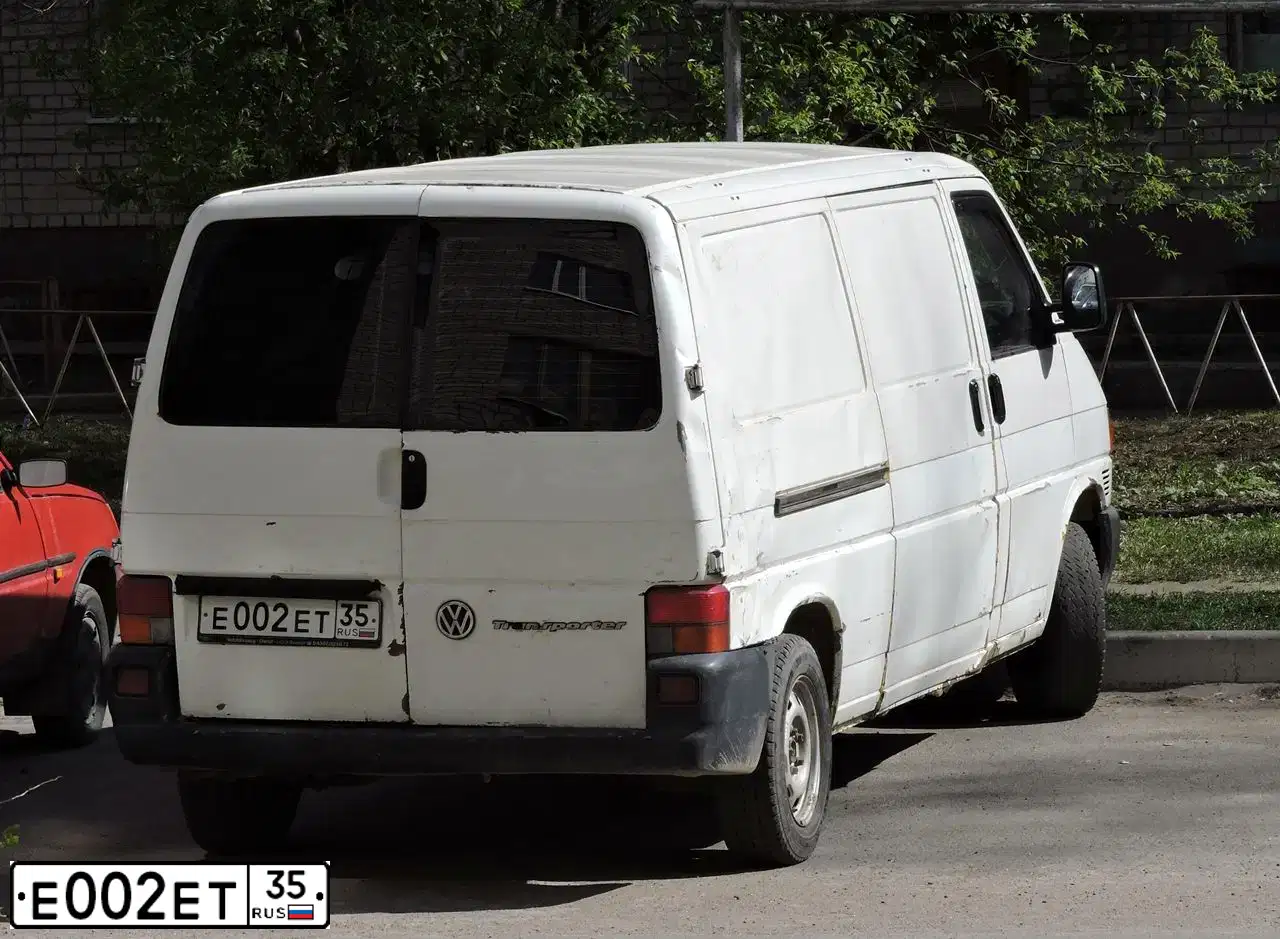 Фото автомобиля VOLKSWAGEN TRANSPORTER, 1996 — госномер Е002ЕТ35. Цвет: Белый