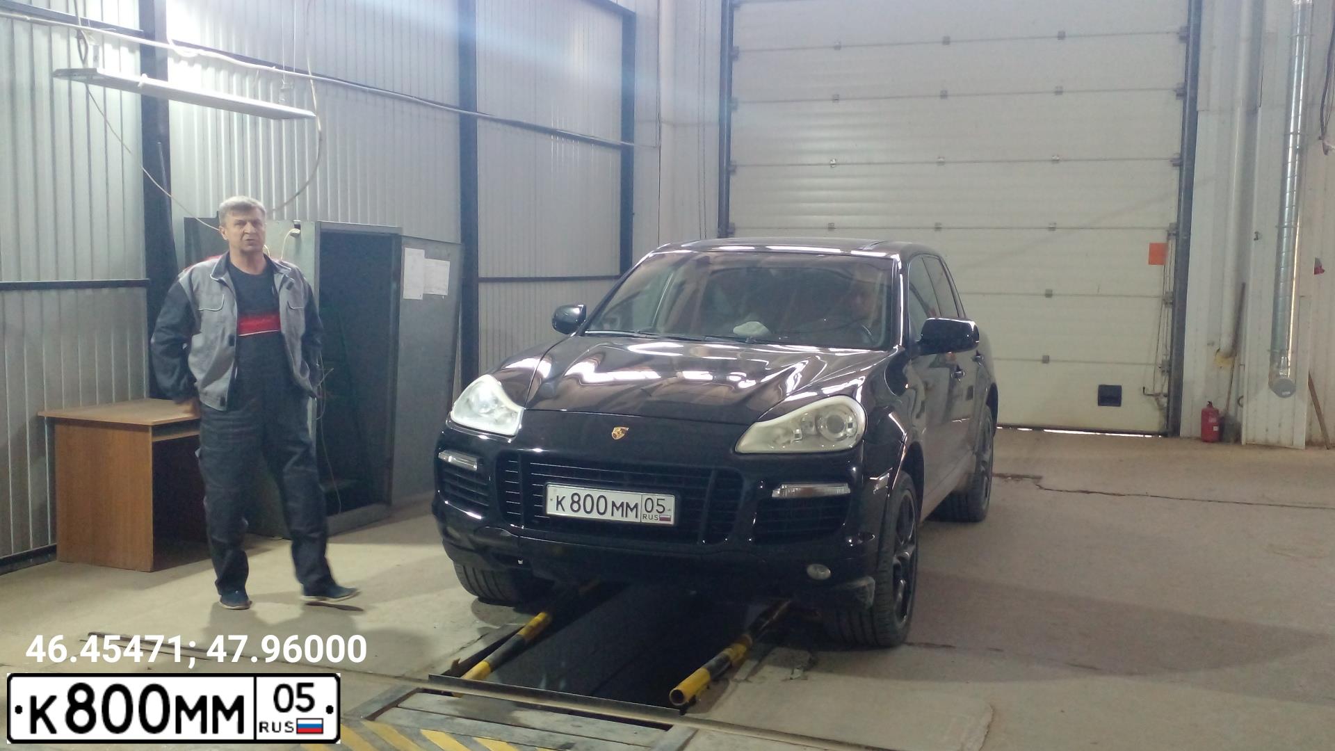 Фото автомобиля PORSCHE CAYENNE, 2007 — госномер М062НТ30. Цвет: ЧЕРНЫЙ