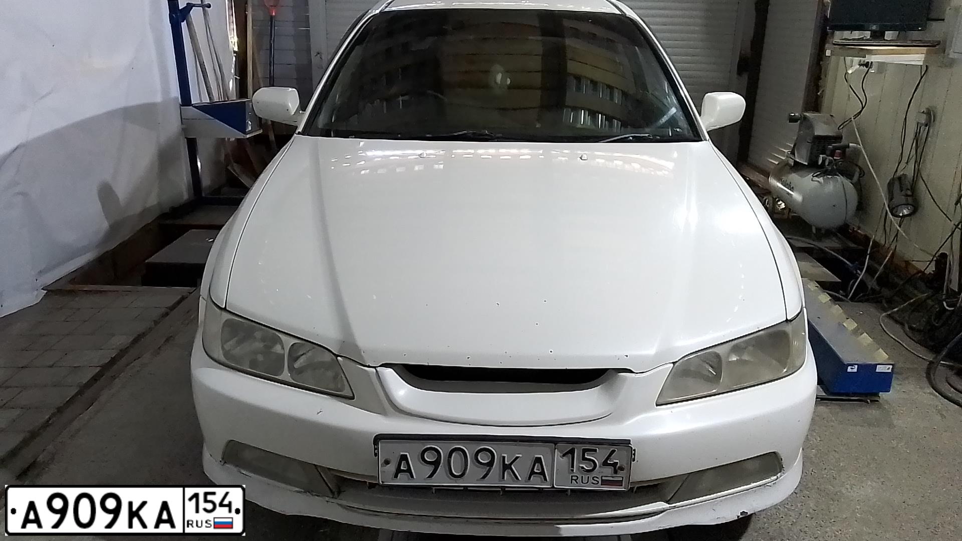 Фото автомобиля HONDA ACCORD, 2001 — госномер Р274АВ154. Цвет: Белый