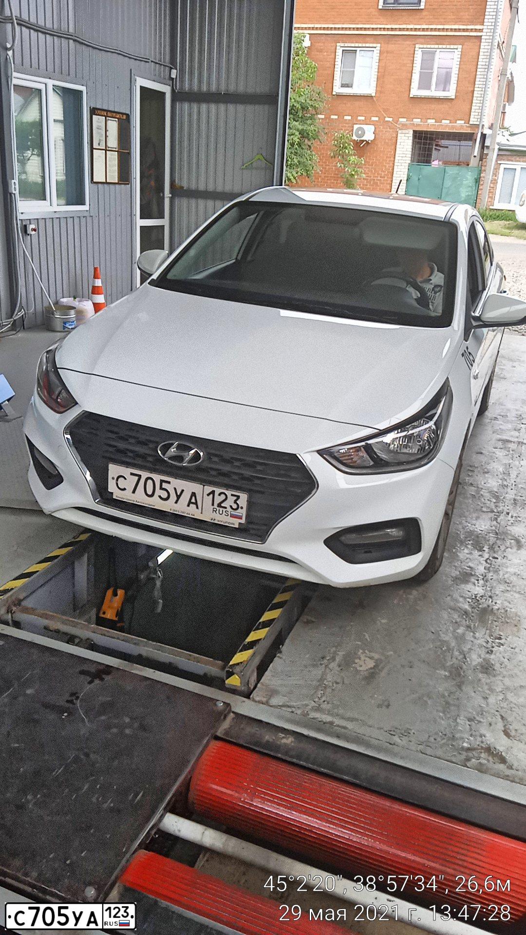 Фото автомобиля HYUNDAI SOLARIS, 2018 — госномер С705УА123. Цвет: БЕЛЫЙ