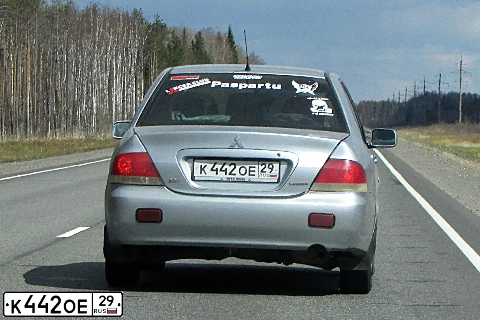 Фото автомобиля MITSUBISHI LANCER, 2005 — госномер К442ОЕ29. Цвет: Серебристый