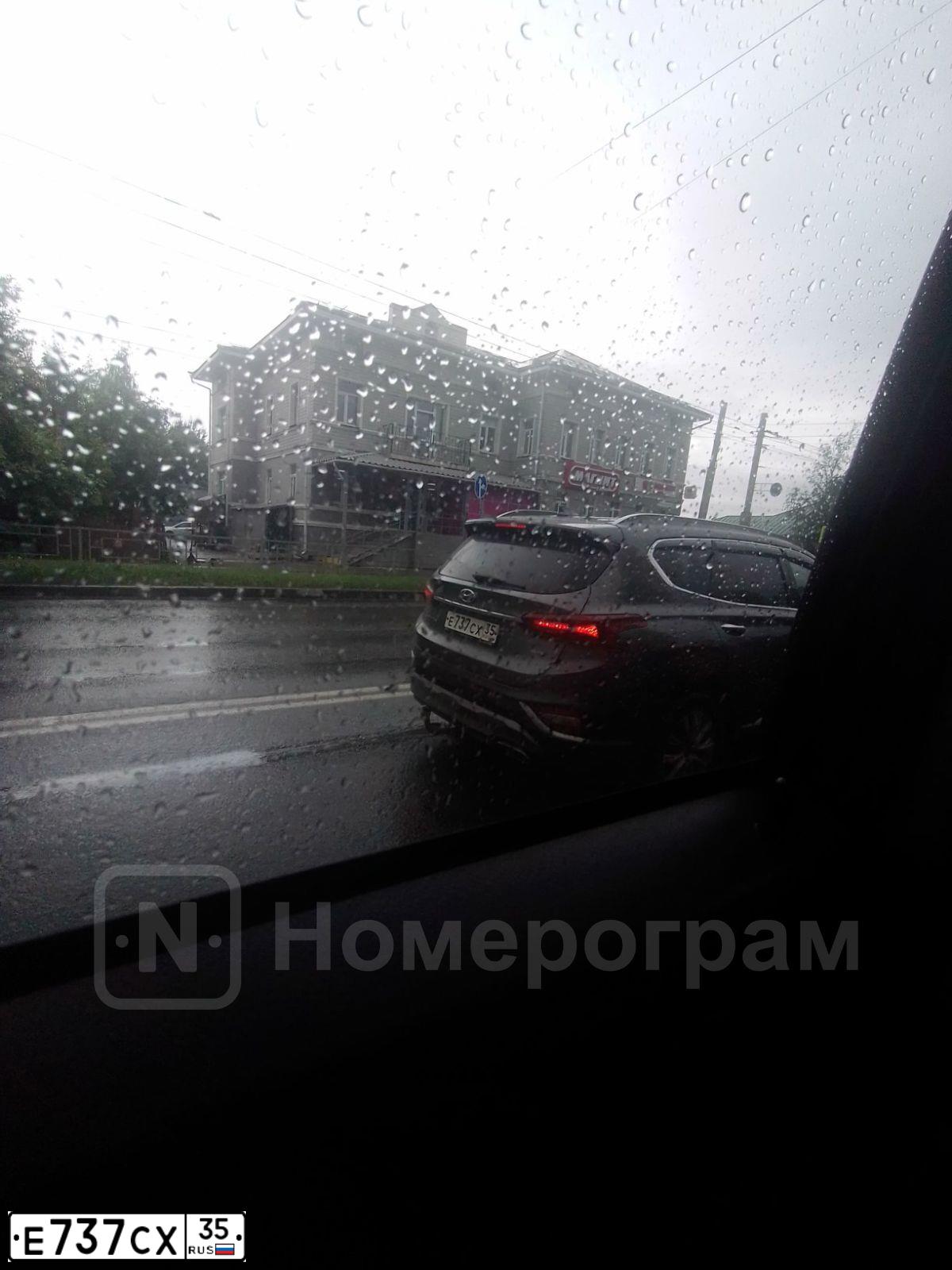 Фото автомобиля HYUNDAI SANTA FE, 2018 — госномер Е737СХ35. Цвет: ТЕМНО-СЕРЫЙ
