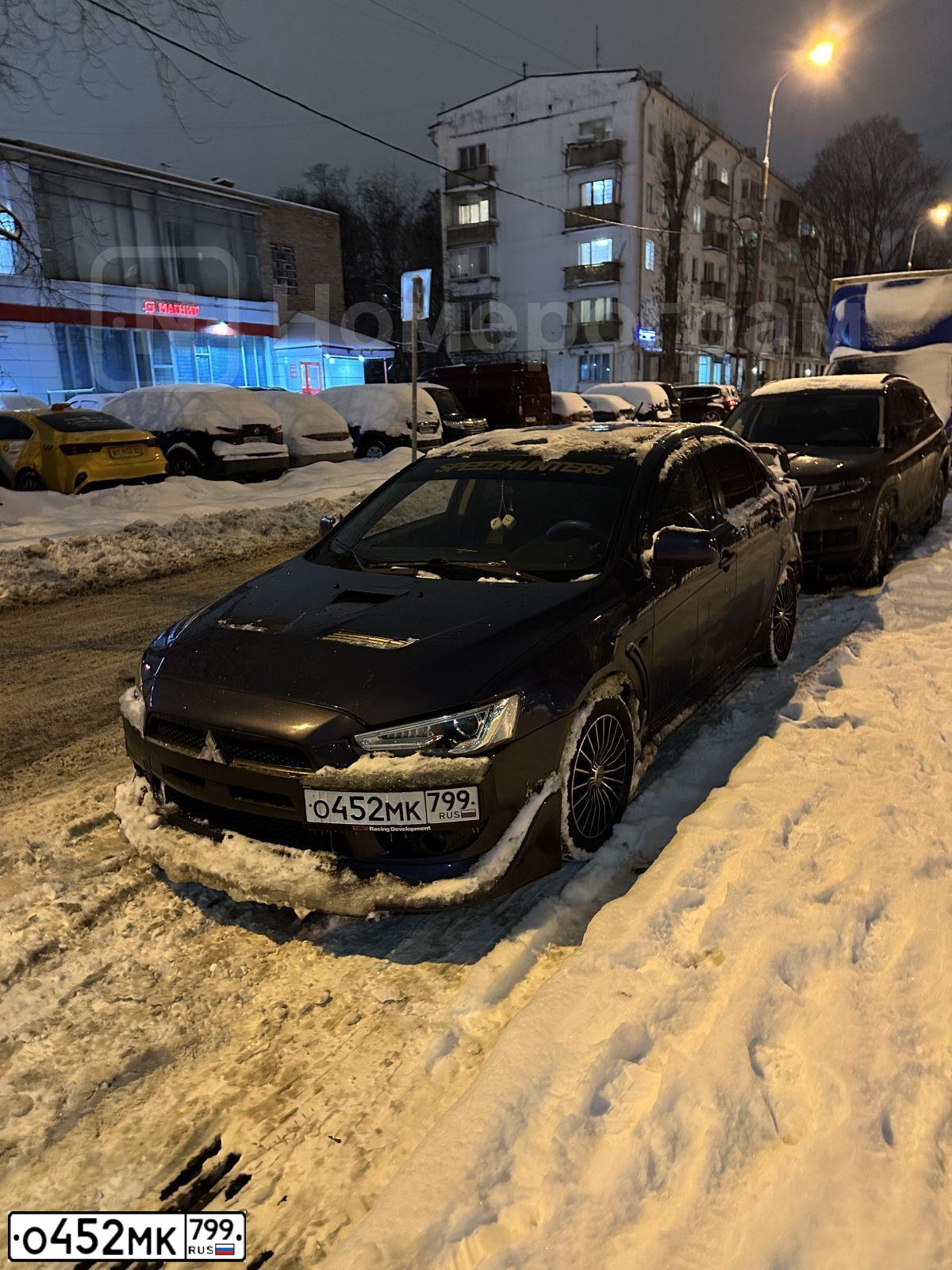 Фото автомобиля MITSUBISHI LANCER, 2008 — госномер О452МК799. Цвет: СИНИЙ