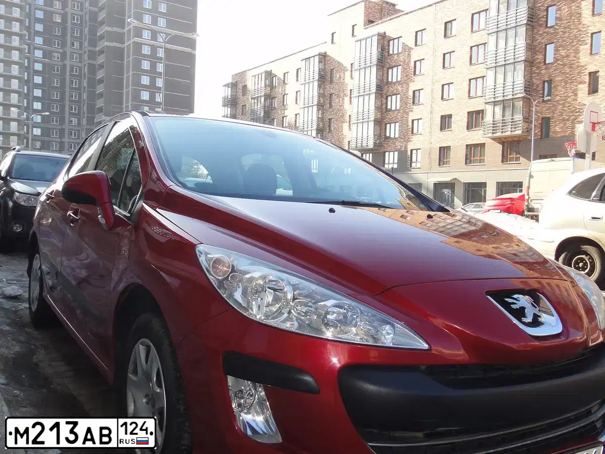 Фото автомобиля PEUGEOT 308, 2009 — госномер М213АВ124. Цвет: Красный