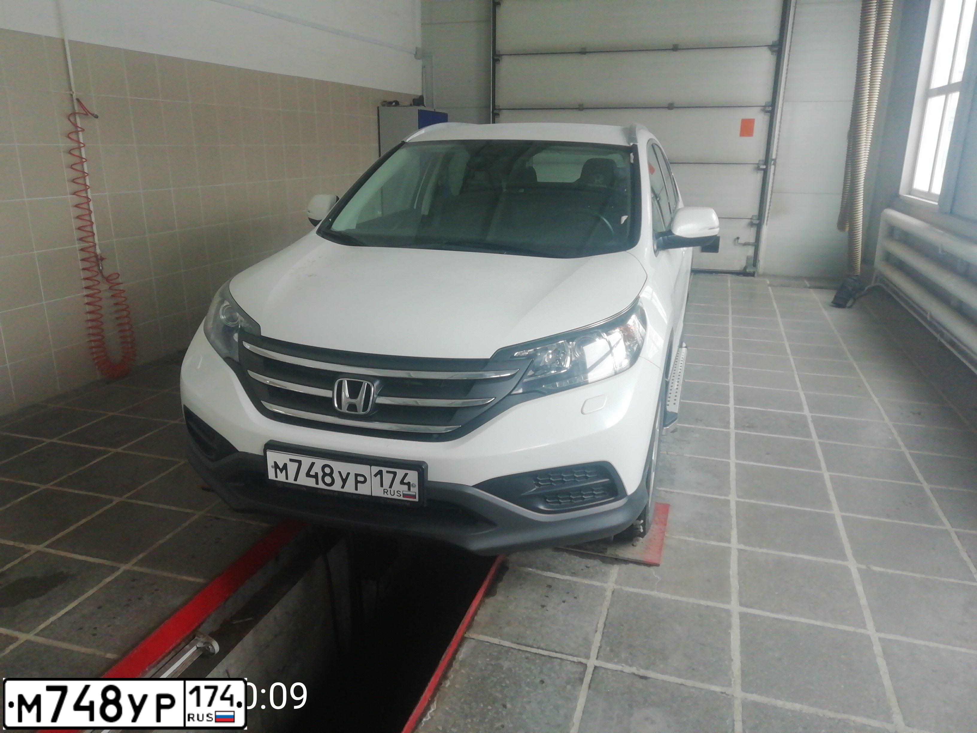 Фото автомобиля HONDA CR-V, 2014 — госномер М748УР174. Цвет: Белый