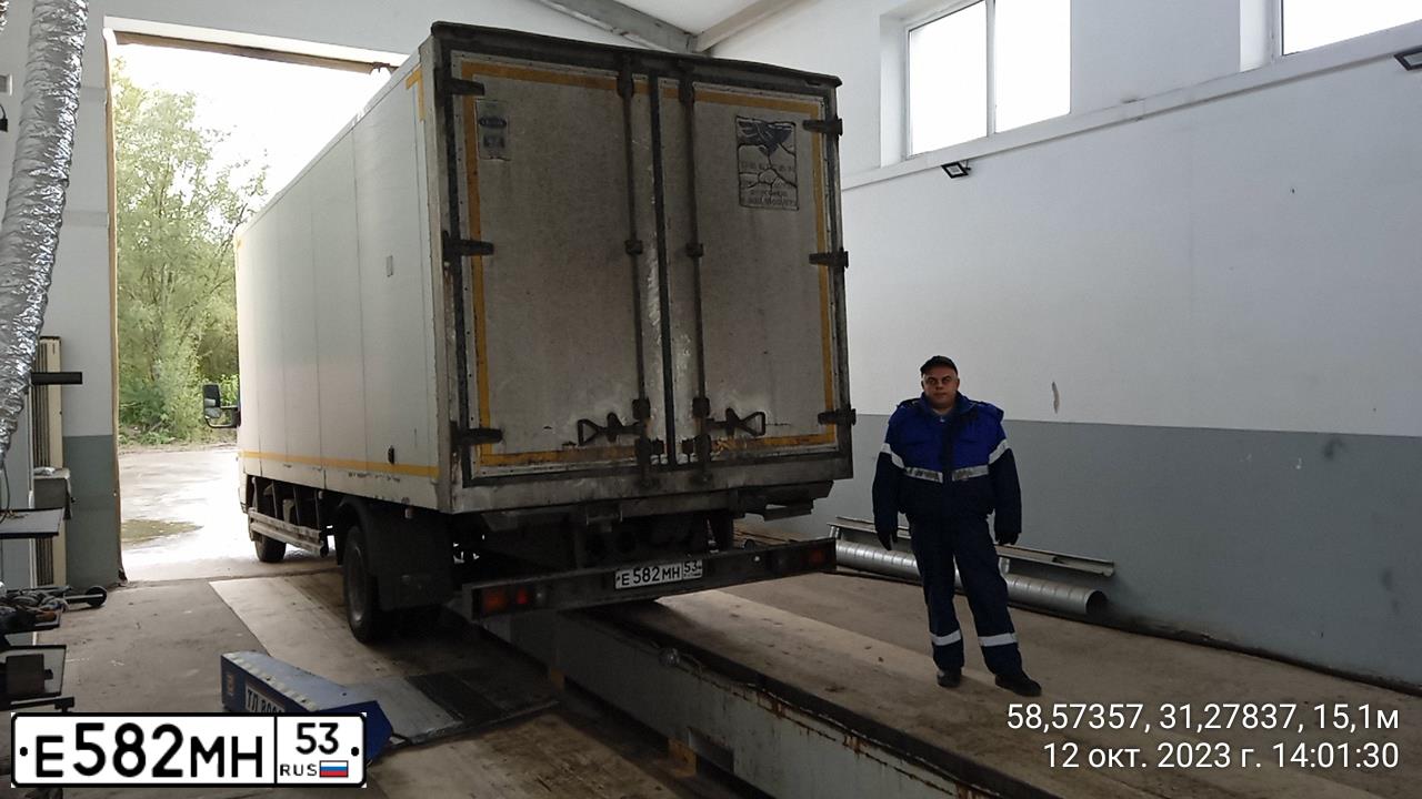 Фото автомобиля FUSO CANTER, 2017 — госномер Е582МН53. Цвет: БЕЛЫЙ