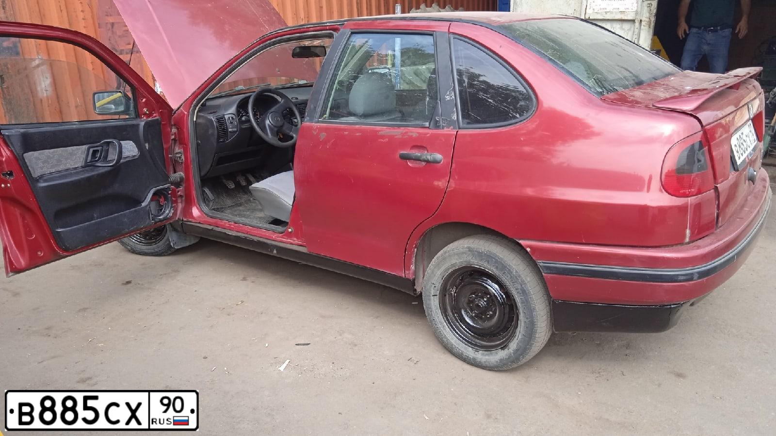 Фото автомобиля VOLKSWAGEN POLO, 1996 — госномер А032ЕТ57. Цвет: Красный