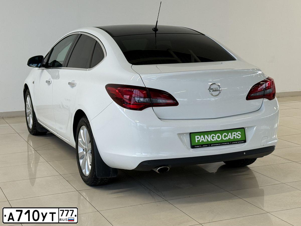 Фото автомобиля OPEL ASTRA, 2013 — госномер М002ВТ67. Цвет: Белый