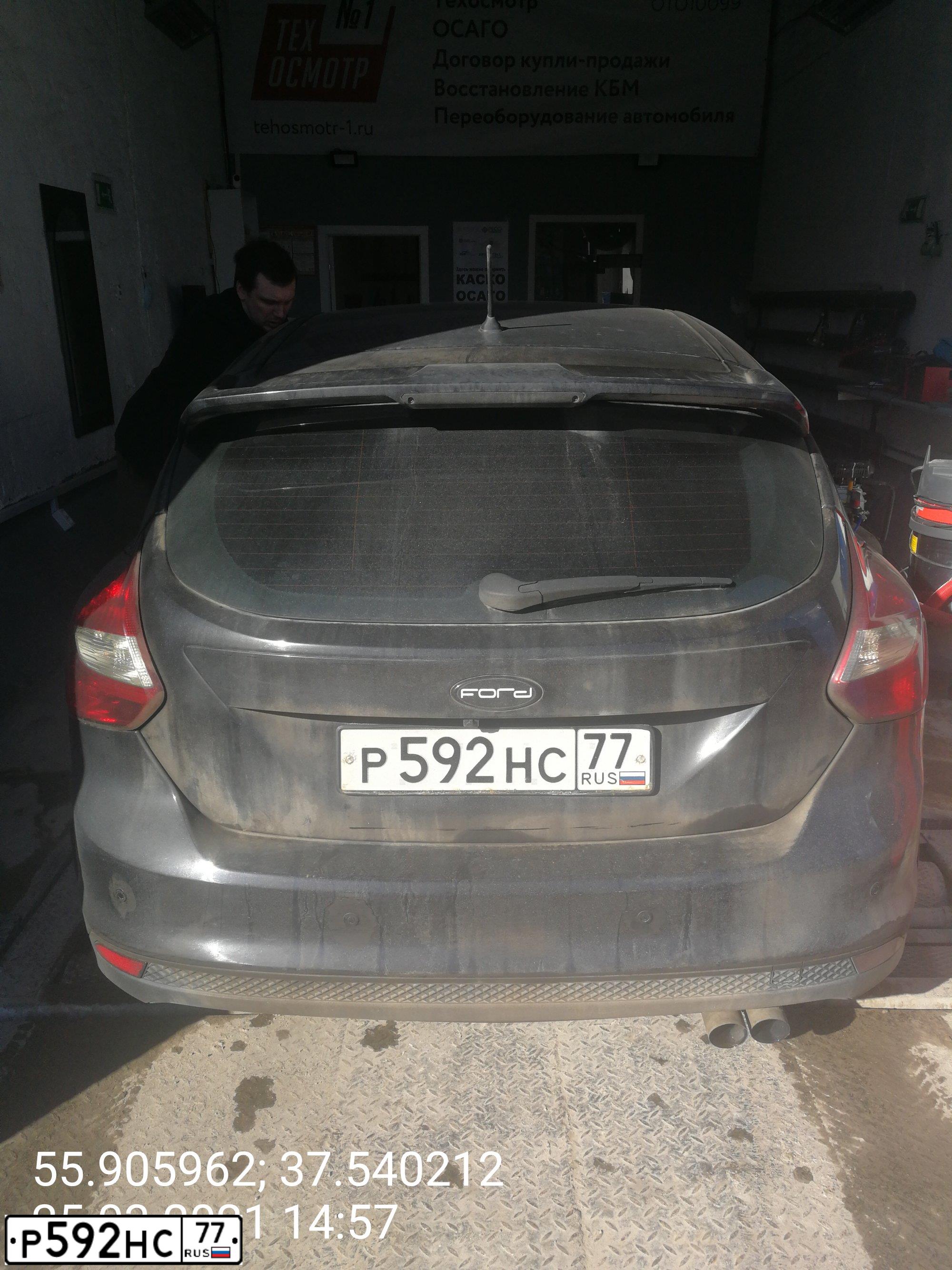 Фото автомобиля FORD FOCUS, 2012 — госномер Р592НС77. Цвет: ЧЕРНЫЙ