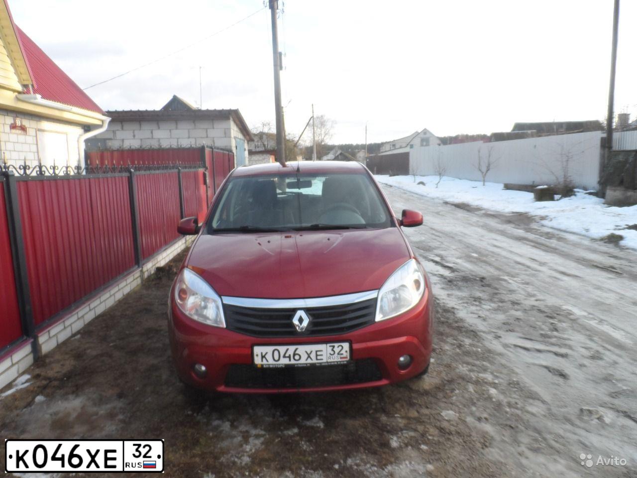 Фото автомобиля RENAULT SANDERO, 2010 — госномер К046ХЕ32. Цвет: Красный