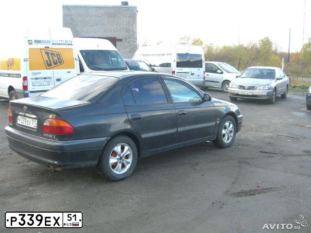Фото автомобиля TOYOTA AVENSIS, 1999 — госномер Н645МР10. Цвет: ЧЕРНЫЙ
