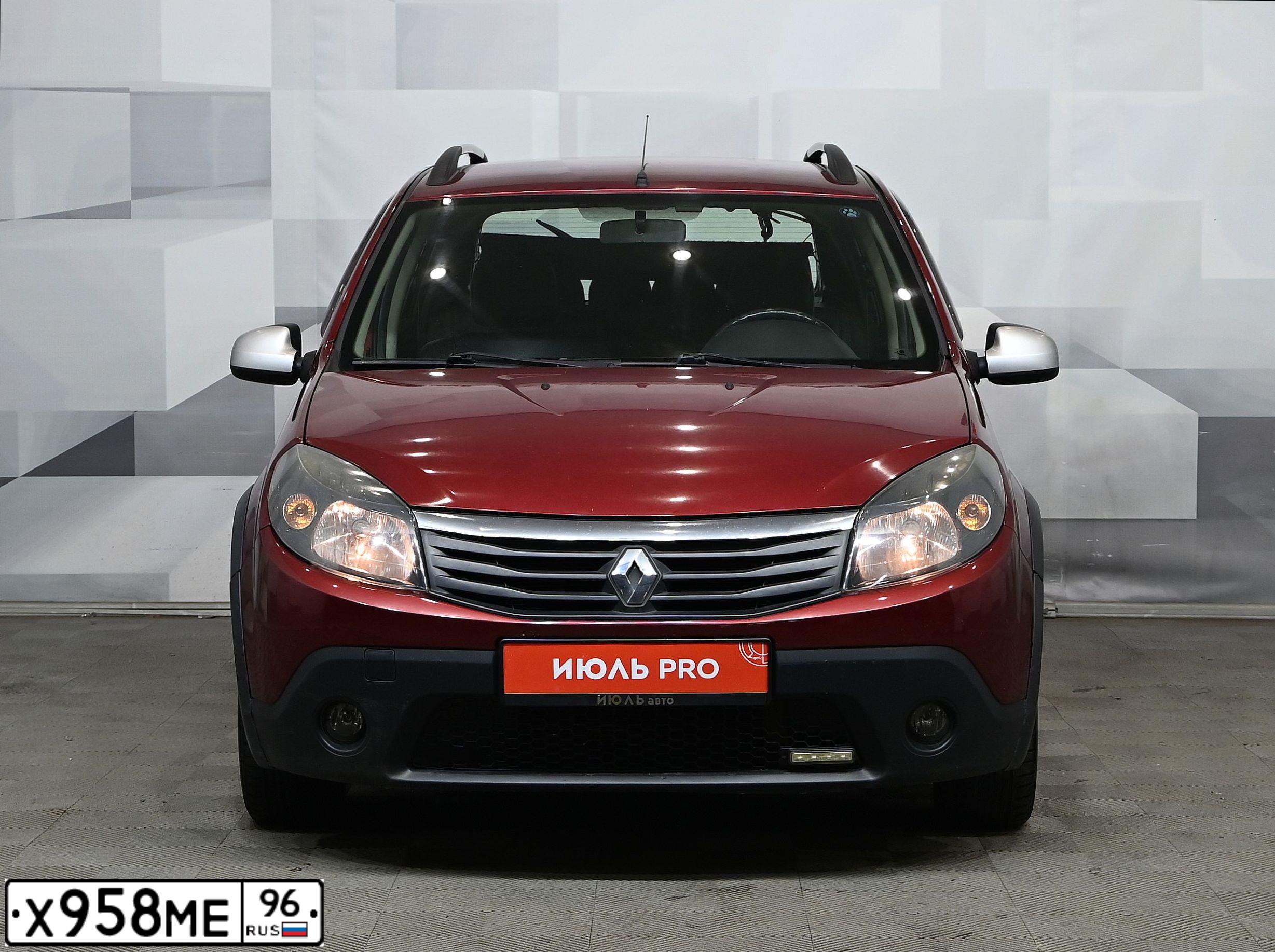 Фото автомобиля RENAULT SANDERO, 2013 — госномер Х958МЕ96. Цвет: КРАСНЫЙ