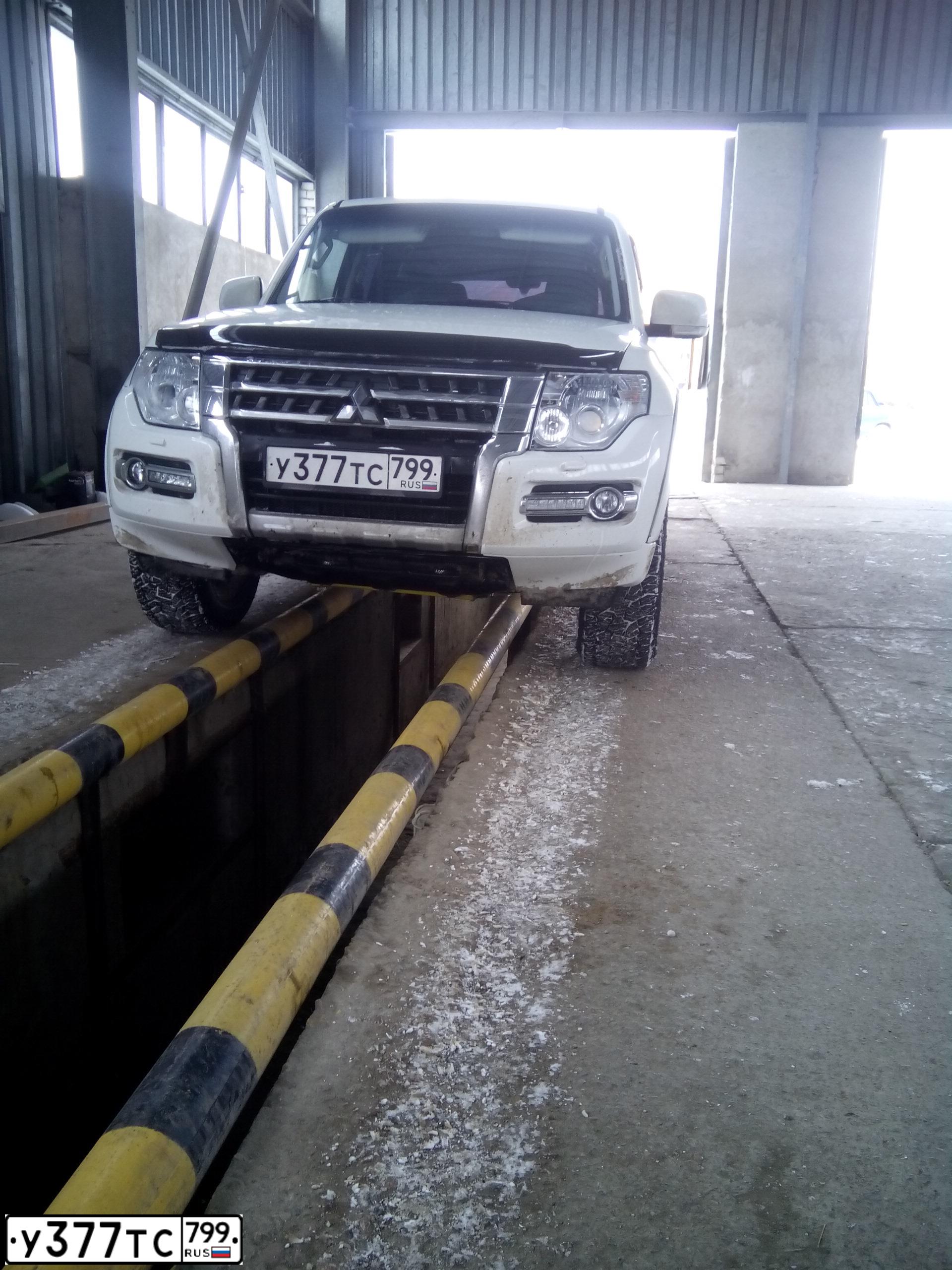 Фото автомобиля MITSUBISHI PAJERO, 2014 — госномер Х343АС750. Цвет: Белый